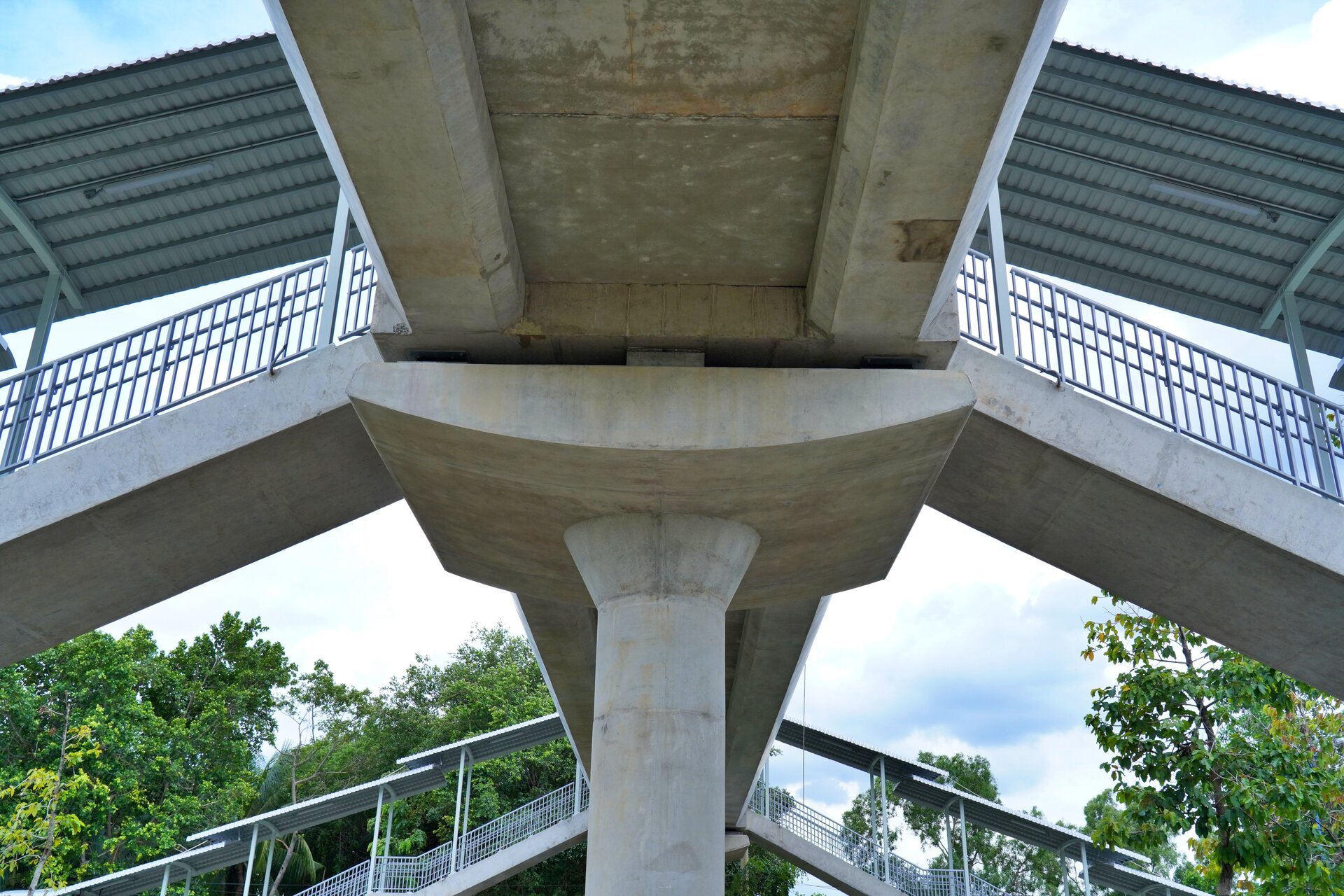 Nahaufnahme von 9 Fußgängerbrücken, die die Metrostation Nr. 1 in Ho-Chi-Minh-Stadt verbinden - 9