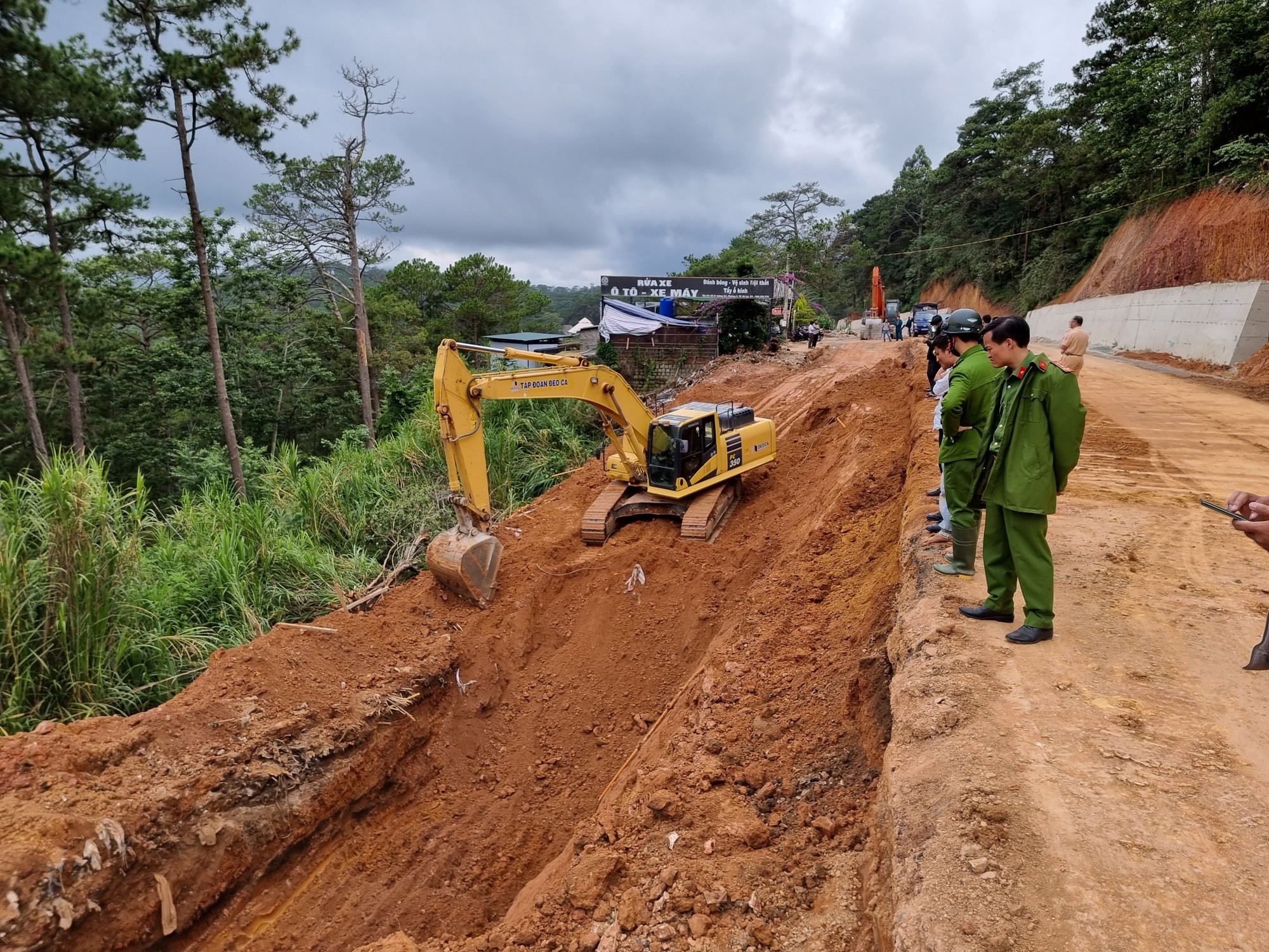 Lâm Đồng: Hoa tốc chỉ đạo phòng chống sạt trượt đất, bảo đảm an toàn lao động - Ảnh 1.