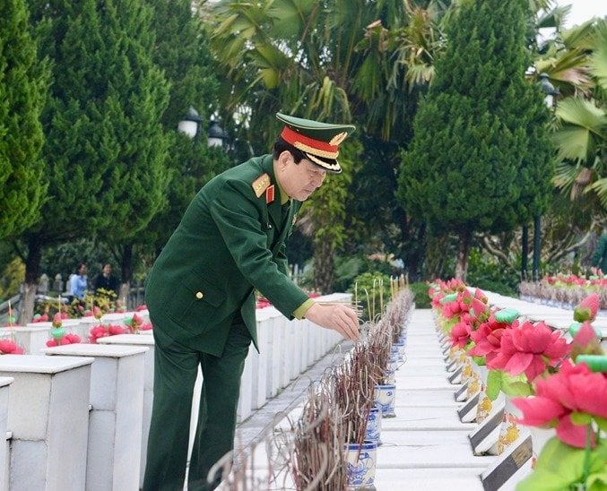 El general Luong Cuong celebra el Tet con soldados y oficiales de la fuerza de guardia fronteriza del puesto fronterizo internacional de Thanh Thuy, foto 1