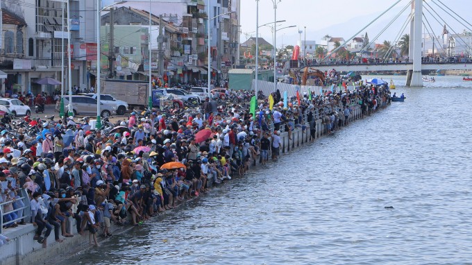 大勢の人々がボートレースを見るためにカティ川の岸に集まりました。写真: ベト・クオック