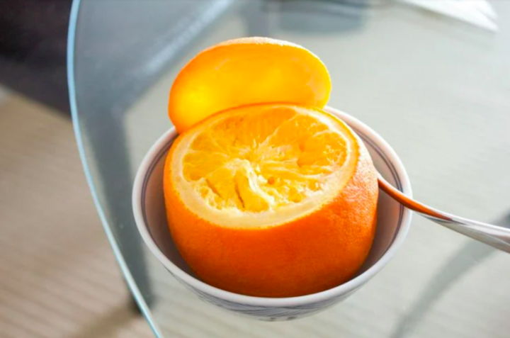 Gedämpfte Orangen mit Salz behandeln Atemwegserkrankungen.