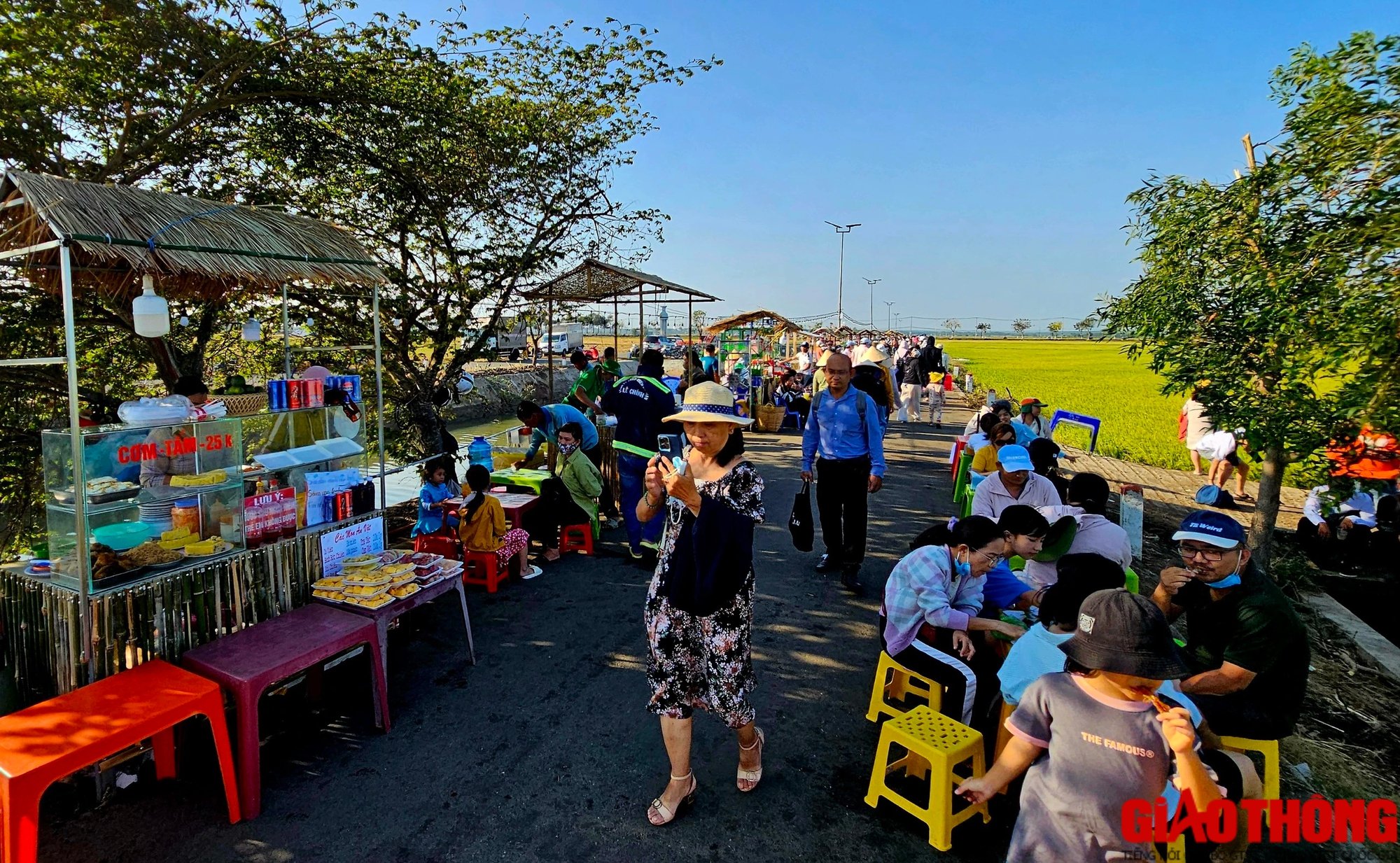 Độc đáo chợ ẩm thực ven kênh, đi ô tô ra giữa đồng lúa mát rượi ăn uống- Ảnh 9.