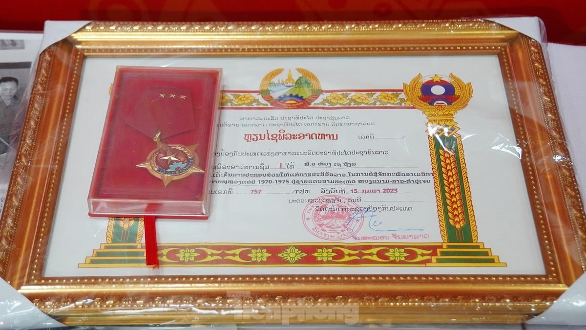 Ho Chi Minh Trail Museum receives war relics from Major General Hoang The Thien's family photo 7