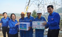 L'Union centrale de la jeunesse a rendu visite à des jeunes volontaires et leur a offert des cadeaux pour les encourager à construire la ligne 3 de 500 kV à Quang Binh