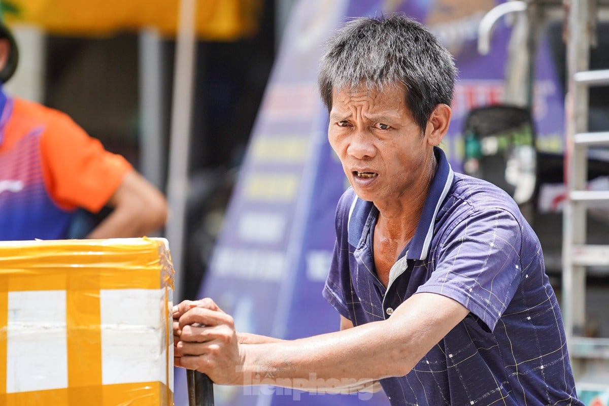 Arbeiter kämpfen unter der sengenden Sonne ums Überleben, während die Straßen in Hanoi über 50 Grad Celsius heiß sind. Foto 6