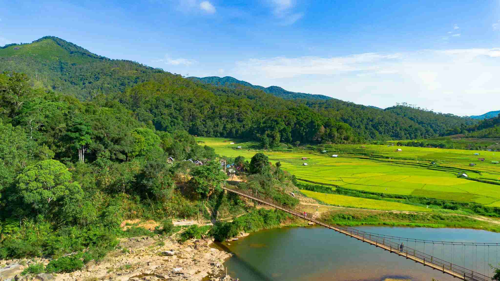 Kon Tu Rang terraced fields are one of the most beautiful tourist destinations in Kon Tu Rang village district, located in Mang Canh commune, Mang Den town, Kon Tum province. About 10km from the town center, Kon Tu Rang has a wild, peaceful beauty, completely opposite to the noisy city. Photo: Hi Mang Den