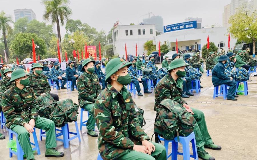 Jóvenes del distrito de Thanh Xuan se unen al servicio militar