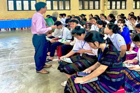 Decidido a no dejar que los estudiantes abandonen la escuela porque no tienen dinero para pagar la matrícula