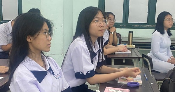 "Explosive" literature lesson of the first batch of students at Tran Dai Nghia Secondary and High School