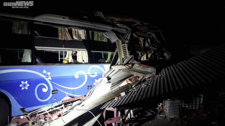 Phu Yen: Passenger bus crashes into house at night, 4 people injured and dead - 1