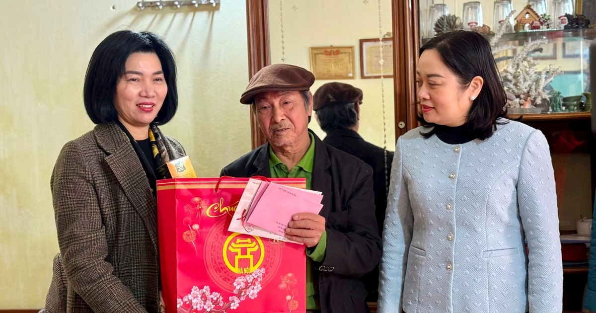 Le vice-président permanent du Conseil populaire de la ville a rendu visite à des personnes méritantes du district d'Ung Hoa et leur a offert des cadeaux