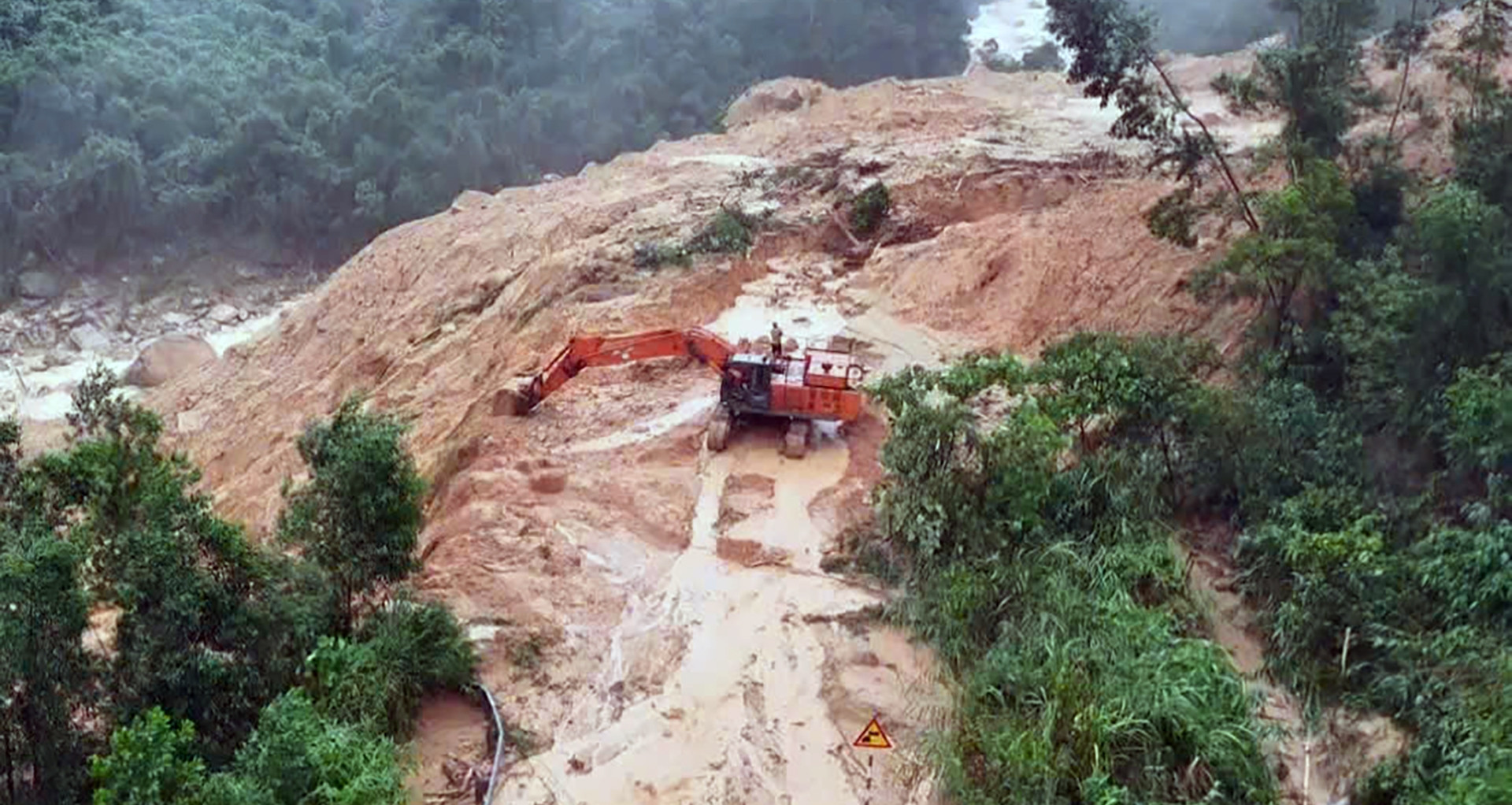 Dynamitage pour éliminer plus de 100 tonnes de roches bloquant la route Nha Trang - Da Lat en raison d'un glissement de terrain