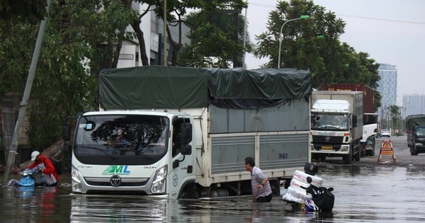 De nombreuses sections des voies de service et des passages souterrains du boulevard Thang Long sont encore profondément inondées.