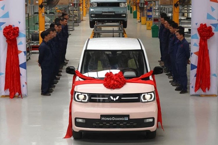 wuling hongguang miniev dau tien xuat xuong tai viet nam hinh 1