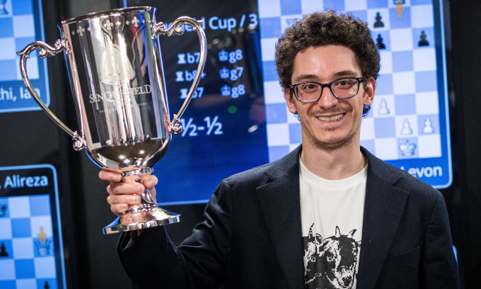 Fabiano Caruana con el campeonato de la Copa Sinquefield en San Luis, Misuri, EE. UU., la noche del 30 de noviembre de 2023. Foto: GCT
