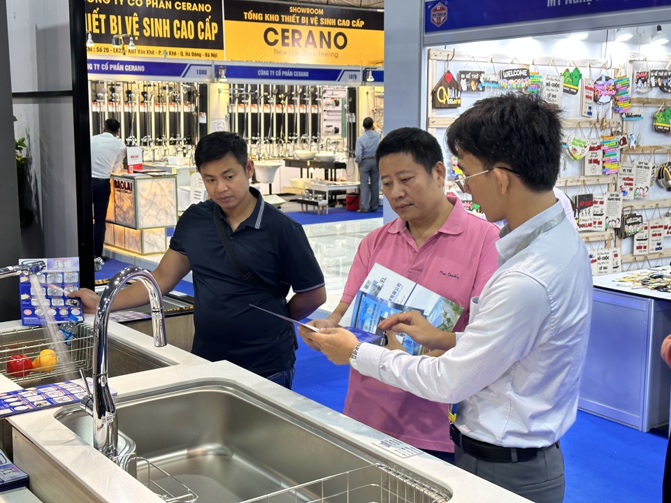 Coming to the Exhibition, people are introduced to many new products and services of the construction materials, interior and exterior decoration industry, machinery and equipment, Vietnamese wood processing industry with creative features, environmentally friendly, green products, renewable products, safe products...