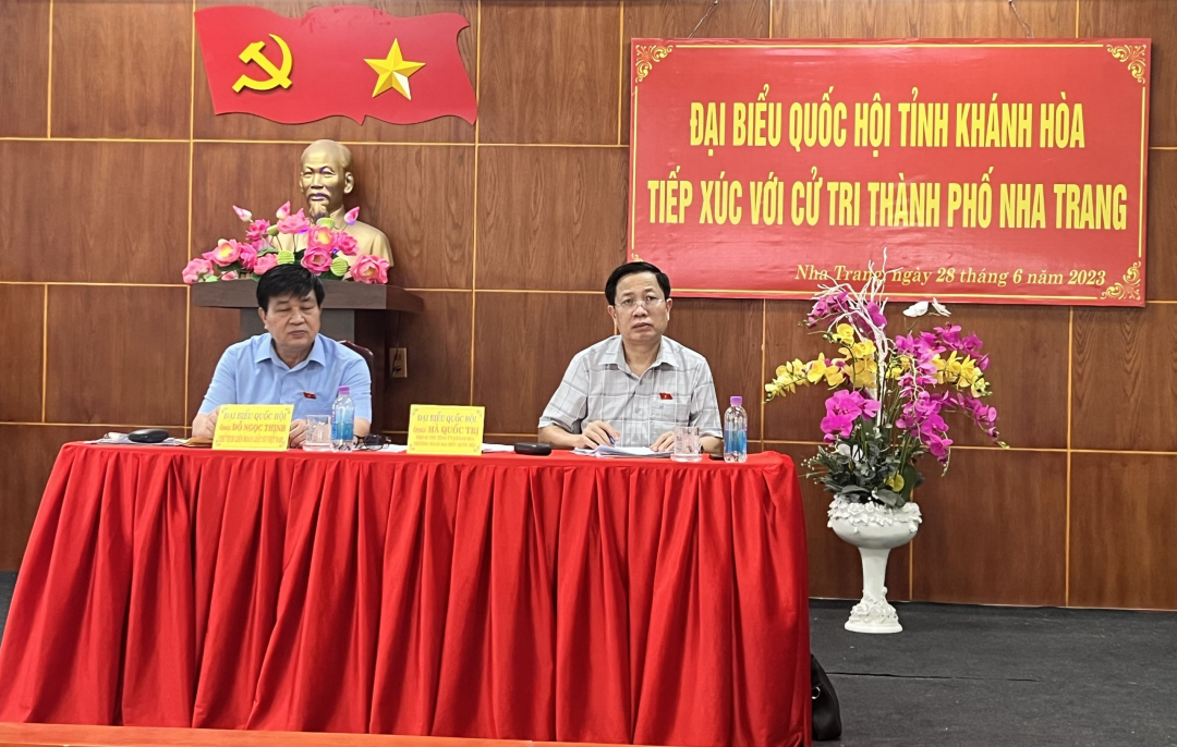 Mr. Ha Quoc Tri and Mr. Do Ngoc Thinh met with voters in Phuong Sai ward.