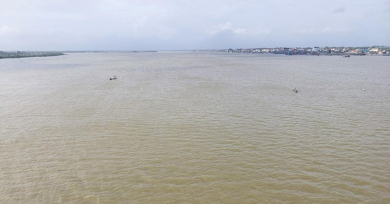 Pescadores salvan a mujer que saltó del puente de Cua Viet