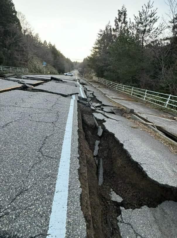 Roads cracked after the earthquake. Photo: Facebook