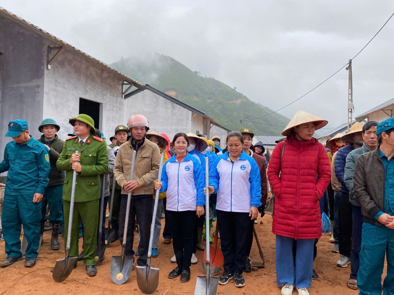 Kho Vang villagers join hands