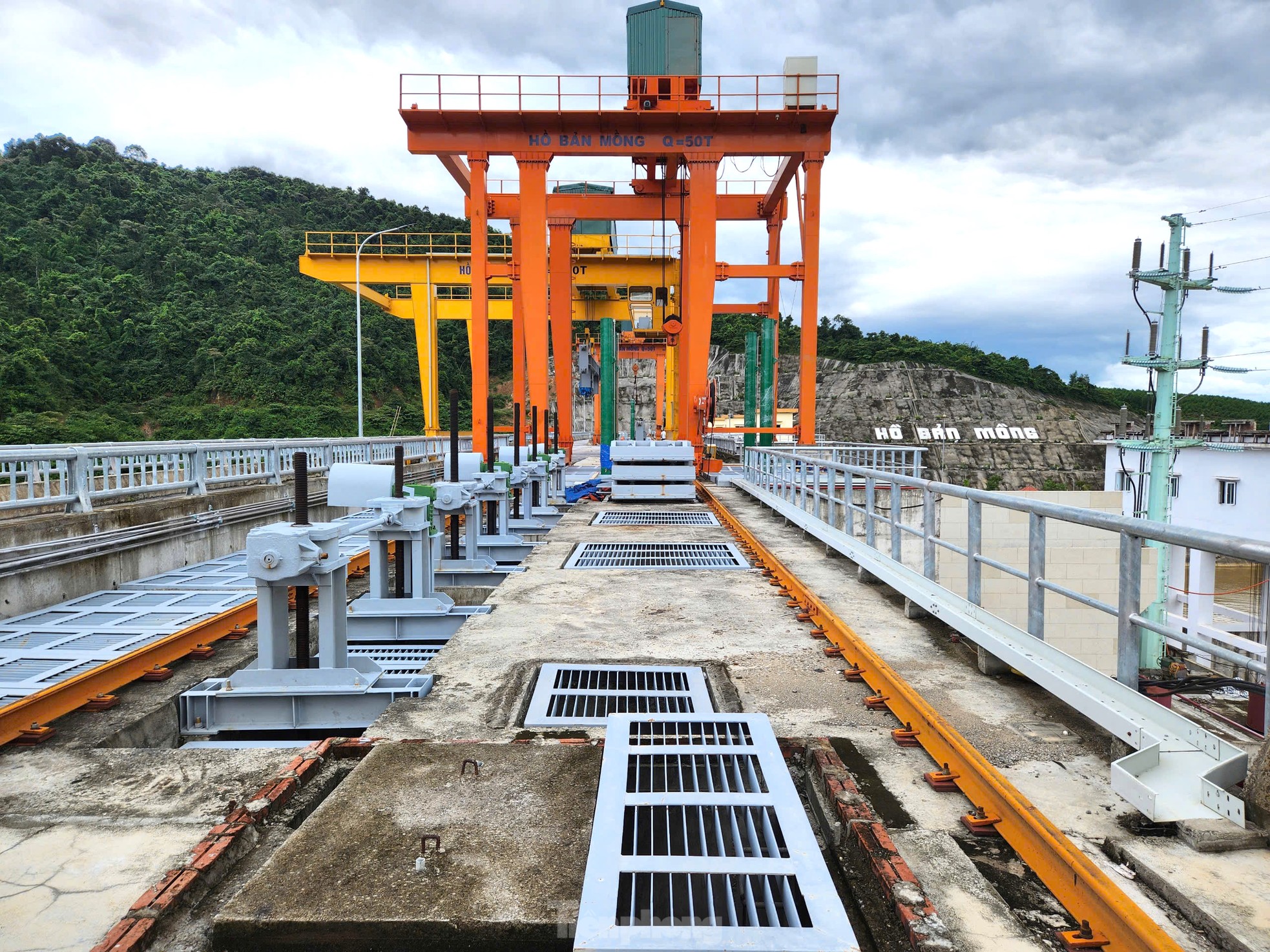 Nahaufnahme des Ban Mong Reservoirs, das über 5.550 Milliarden kostete und 15 Jahre lang „still lag“, Foto 17