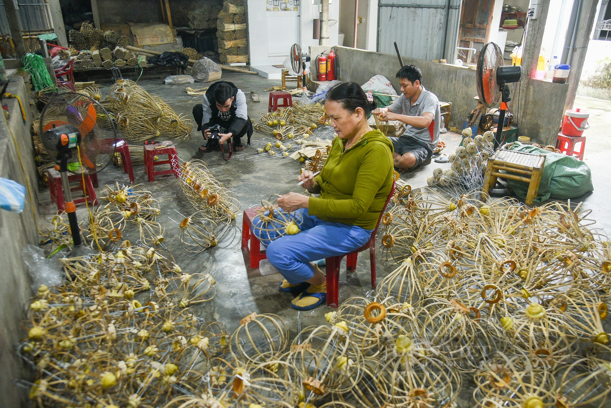 Nghệ nhân ở Hội An luôn tay đan móc đèn lồng rực rỡ để kịp phục vụ dịp Tết Nguyên đán Ất Tỵ- Ảnh 4.