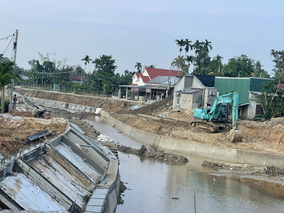 En los últimos días, la unidad de construcción del proyecto para superar y prevenir deslizamientos de tierra en las orillas del río Lien Chieu (sección a través de la comuna de Pho Thuan, ciudad de Duc Pho, provincia de Quang Ngai) está completando urgentemente los elementos de acuerdo con el diseño.
