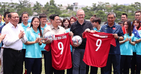 Prime Minister Pham Minh Chinh and Australian Prime Minister Anthony Albanese receive jerseys from the Vietnamese women's team.