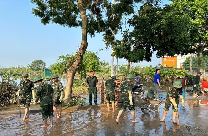 កងកម្លាំងយោធានៅស្រុក Long Bien ចូលរួមអនាម័យបរិស្ថាន និងយកឈ្នះលើការខូចខាតបន្ទាប់ពីព្យុះ និងទឹកជំនន់។