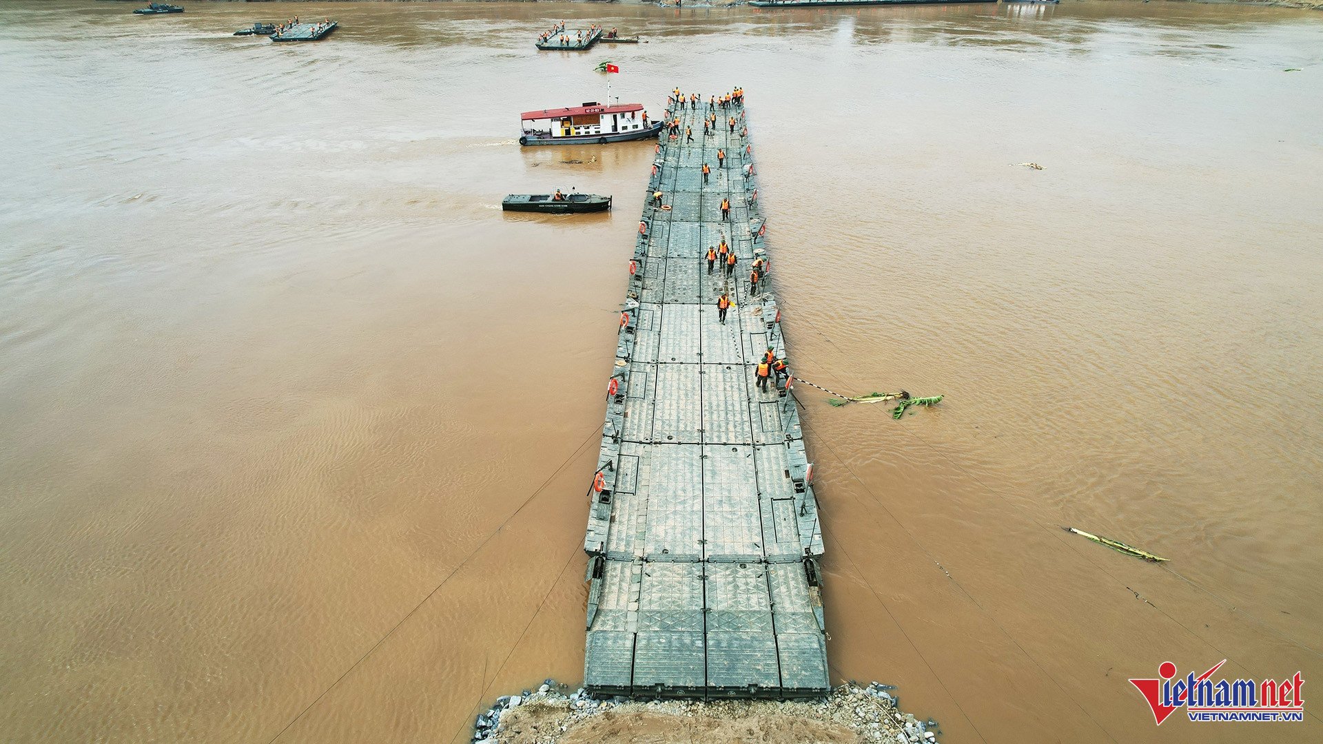 Hình hài cầu phao Phong Châu sau 90 phút lắp đặt