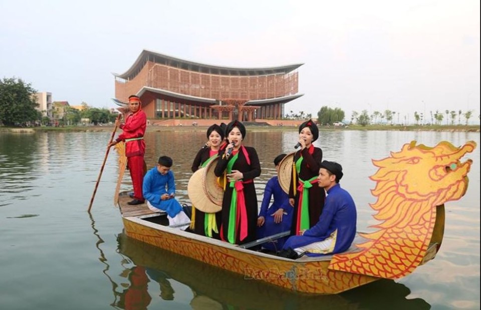 Bac Ninh organise des chants folkloriques Quan Ho sur des bateaux avec de nombreuses activités à l'occasion de la Fête nationale 2 9 photo 1