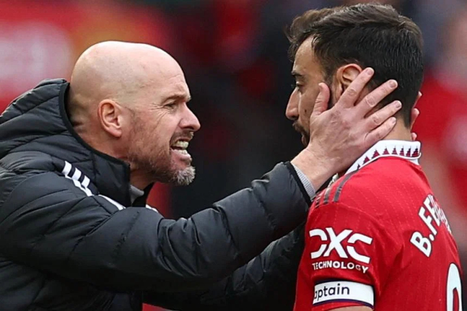 Ten Hag and Fernandes exchanged during the Man Utd - Newcastle match on October 16, 2022. Photo: Reuters