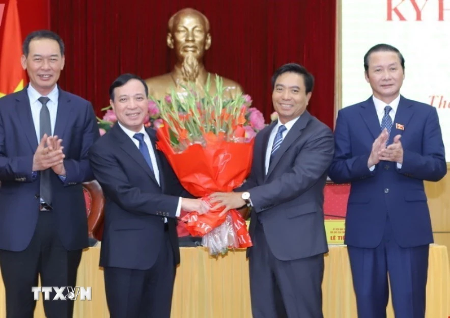 Der Parteisekretär der Provinz Thanh Hoa, Nguyen Doan Anh, überreicht Blumen, um dem neuen Vorsitzenden des Volksrats der Provinz, Lai The Nguyen, zu gratulieren. (Foto: Hoa Mai/VNA)