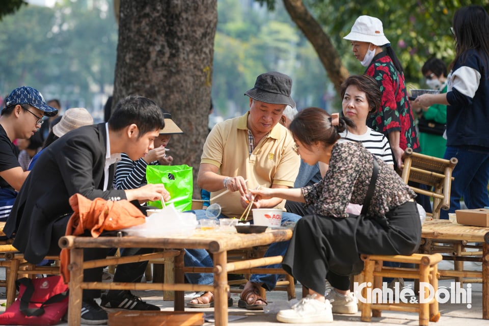 Viele Menschen und Gäste kamen, um beim Hanoi Food Culture Festival 2024 Hanoi Pho zu genießen.