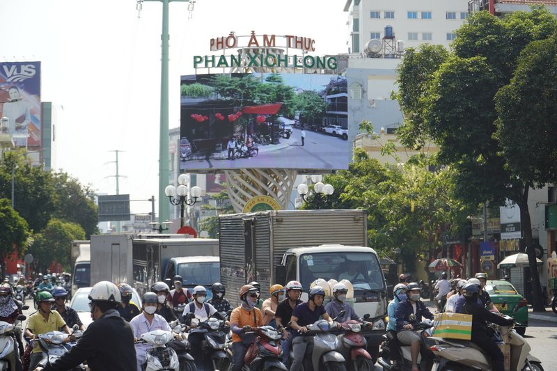 Fin janvier 2024, la rue gastronomique de Phan Xich Long (district de Phu Nhuan) a été officiellement lancée pour servir les gens et les convives. Photo : Ha May