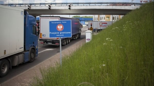 Spannungen zwischen Polen und Weißrussland eskalieren, Warschau will Grenze für russische und weißrussische Lastwagen schließen