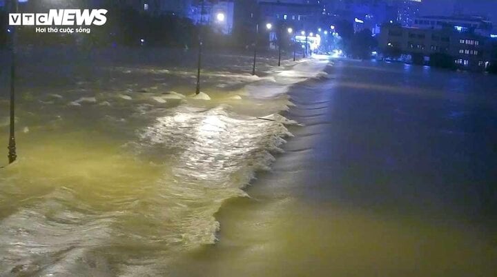 Le niveau d'eau de la rivière Huong monte très rapidement et devrait atteindre le niveau d'alerte 3 à 23h00 le 14 novembre.