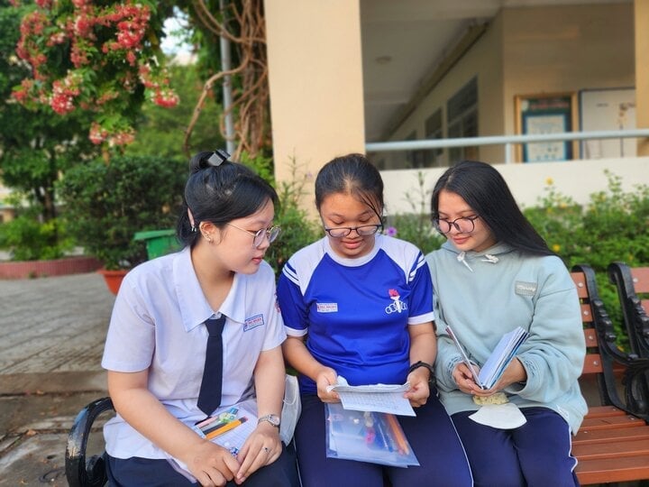 Teachers evaluate the reference questions for Physics, Chemistry, and Biology with new questions and increased difficulty. (Illustration: L.N)