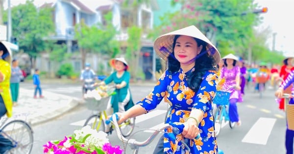 Desfile de mujeres de Da Nang en Ao Dai para celebrar el 8 de marzo