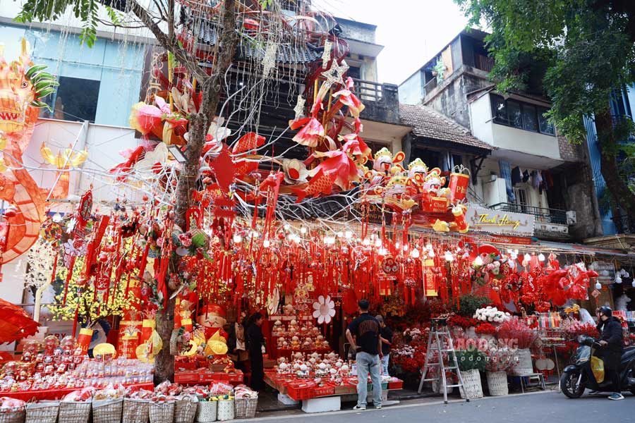 There is still more than a month to go until Lunar New Year 2025, however, Hang Ma Street is already filled with the typical red color of Tet. According to the reporter, right after Christmas, the whole street was given a 