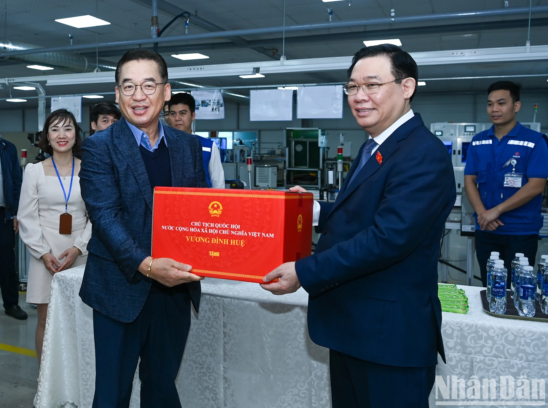 [Photo] Le président de l'Assemblée nationale Vuong Dinh Hue visite et offre des cadeaux aux travailleurs de la province de Thai Binh, photo 8