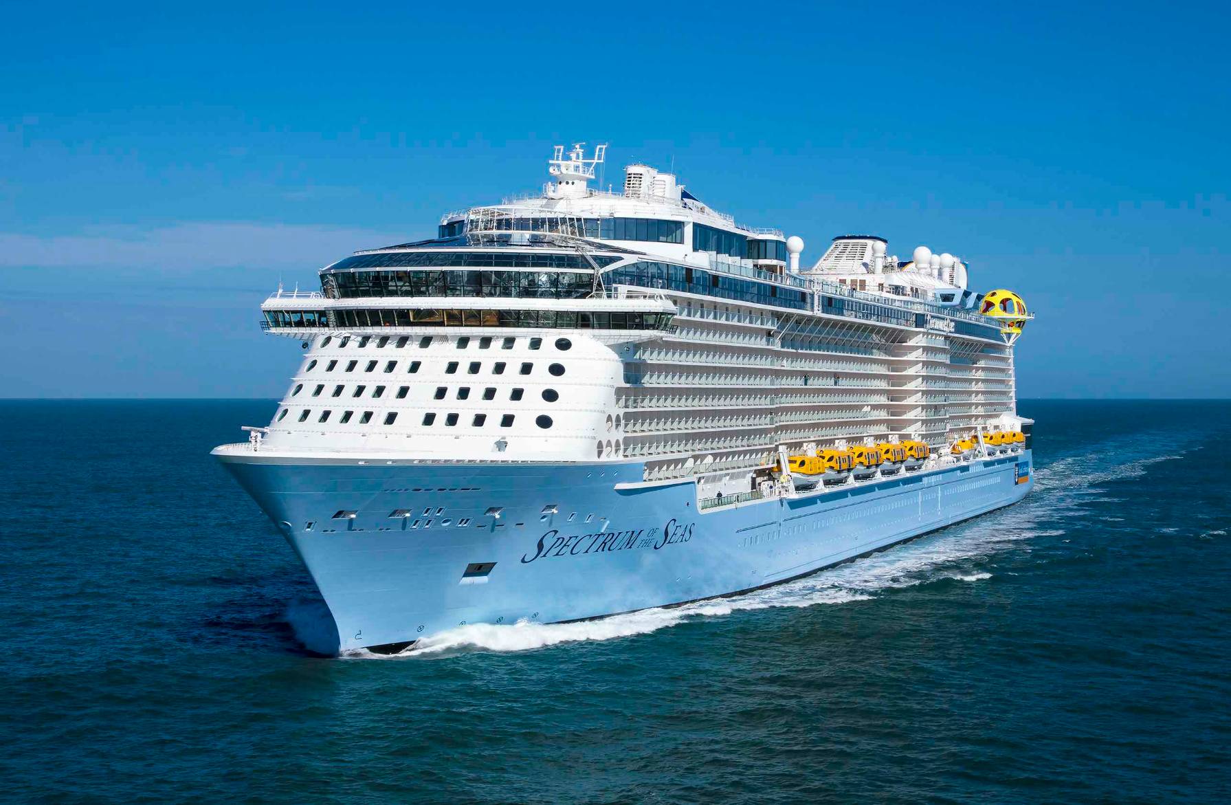 Cận cảnh siêu tàu Spectrum of the Seas đưa hơn 4.000 khách quốc tế cập cảng Bà Rịa - Vũng Tàu