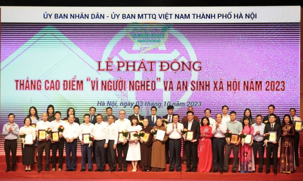 T&T Group donated 1 billion VND to the Fund "For the Poor" of Hanoi city