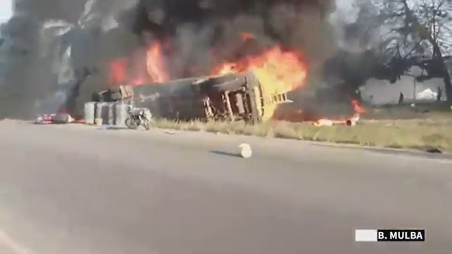 Un vehículo 4x4 transporta al menos 40 personas cuando se trata de recoger gasolina en Liberia, foto 1.