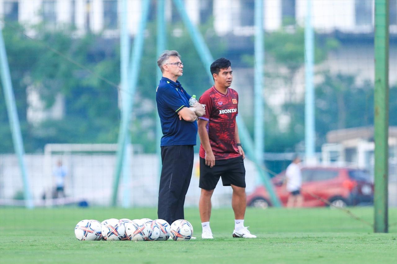 Coach Troussier carefully observed the players' training session. After tomorrow's training session (June 12), he will select a list of 24-27 players for the Vietnamese team to compete against Hong Kong (China).