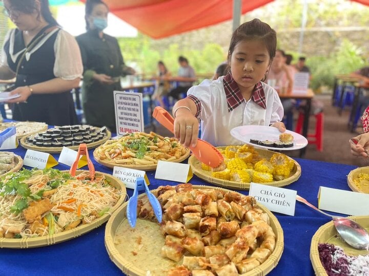 Co.opmart organizes a vegetarian buffet party on the first full moon day of the year.