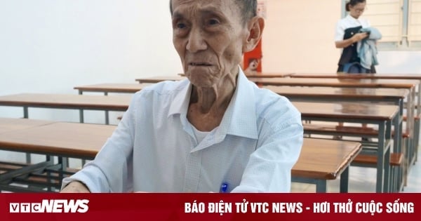 87歳の男性がカントー大学で修士試験を受ける