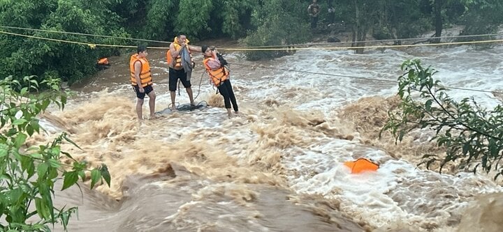 Lực lượng cứu hộ đã giăng dây cố gắng để tiếp cận và đưa các cháu bé vào bờ an toàn (Ảnh: Đ.N).