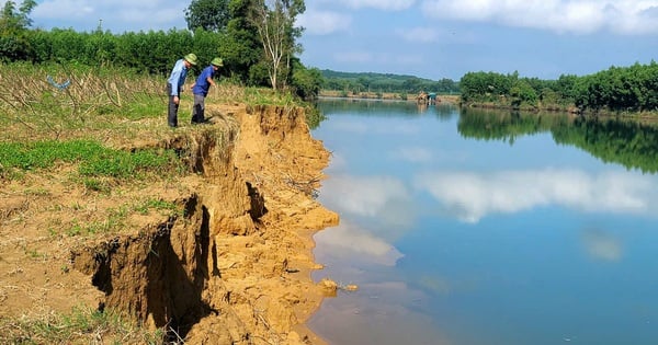 Dòng sông Kiến Giang ở Quảng Bình sạt lở thế nào mà đứng trên ngó xuống nổi cả gai ốc?