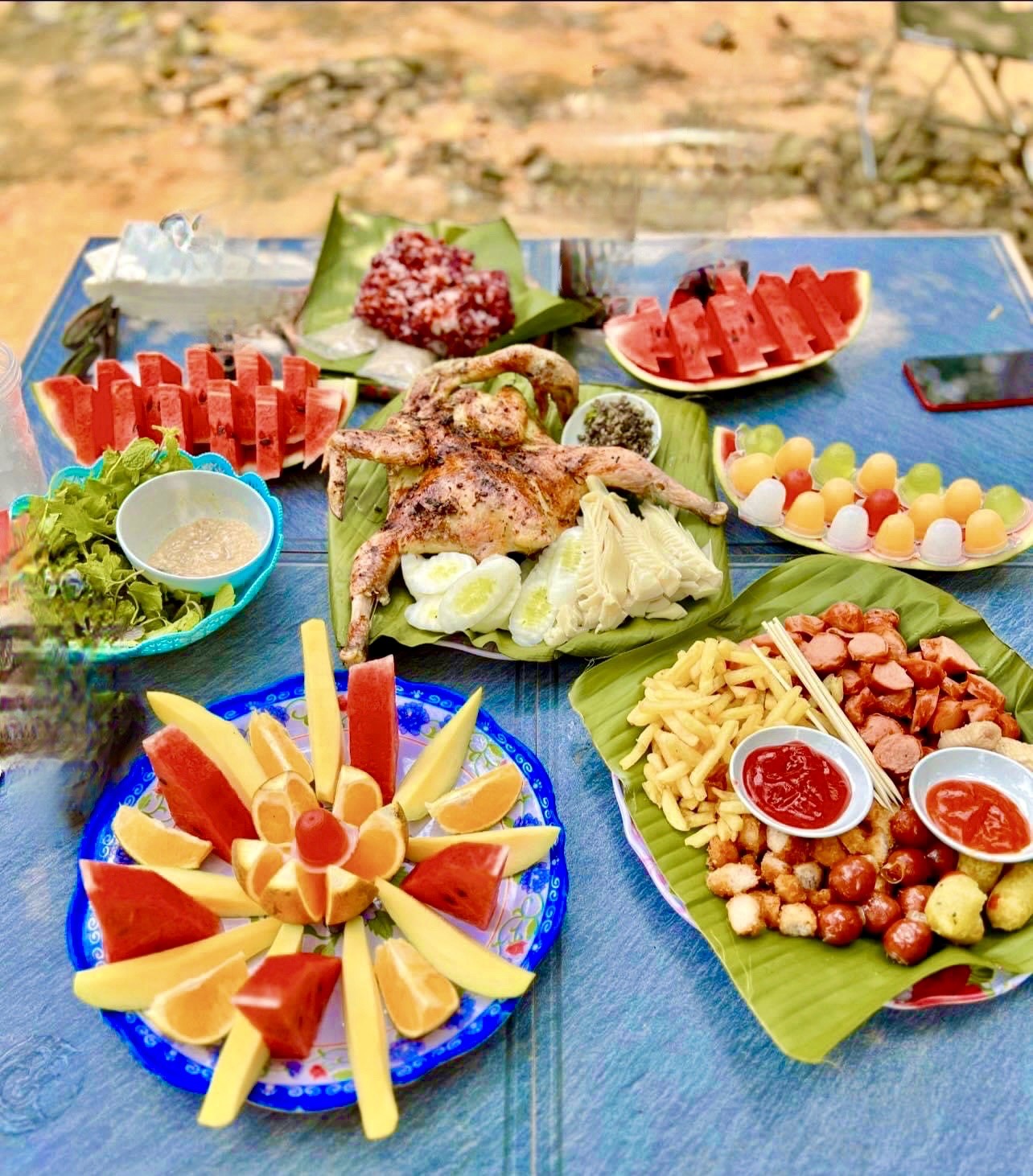 Young people invite each other to go up the mountain to avoid the heat: Eat grilled chicken, drink coffee by the stream photo 9